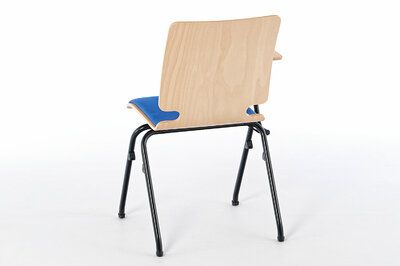 Einladende Holzstühle mit Schreibtablare